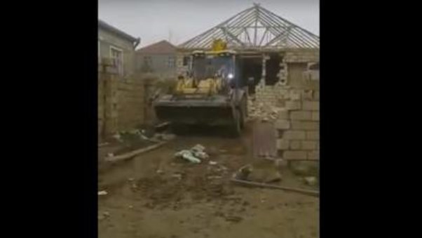 Cəbhədə döyüşən tank komandirinin evini İcra Hakimiyyəti əməkdaşları sökdü