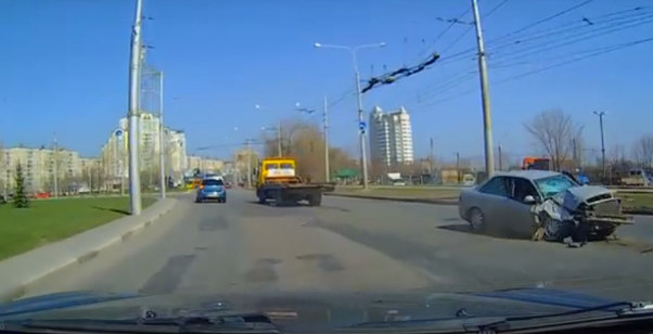 Maşın evakuatordan düşdü