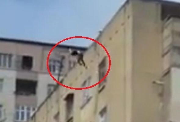 Bakıda gənc qız özünu 9-cu mərtəbədən atdı