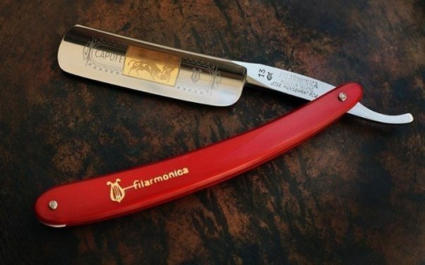 Bakıda daha bir intihar: 48 yaşlı kişi ülgüclə boğazını kəsib