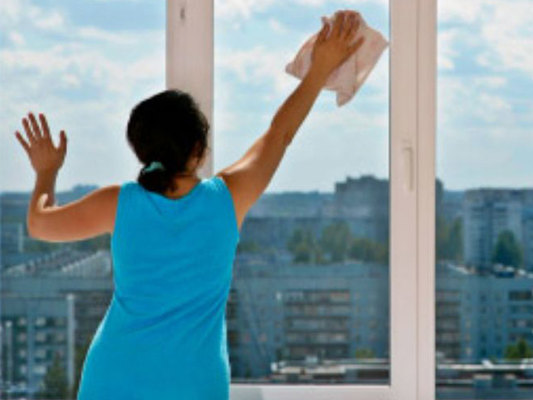 Gənc qadın 5-ci mərtəbədən yıxılaraq öldü