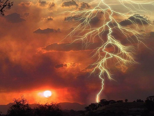 Stadiona ildırım düşdü: