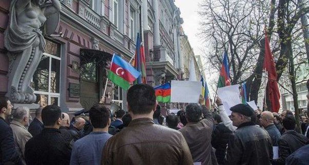 Azərbaycanlı gənclər erməni səfirliyinin qarşısında aksiya elədilər