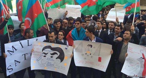 Bir qrup gənc AXCP sədri Əli Kərimlinin evinin qarşısında piket keçirdi