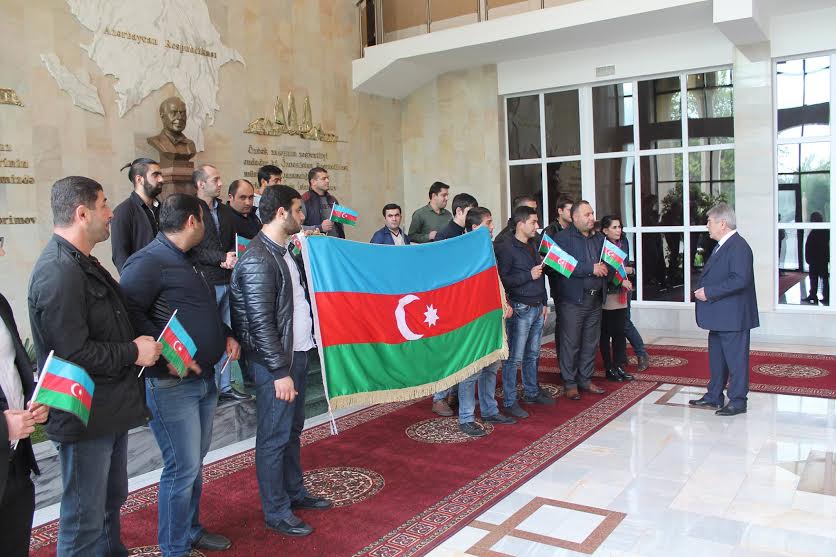 Gənclər Azərbaycana dəstək məqsədi ilə Azərbaycanın Özbəkistandakı Səfirliyinə axın etdilər