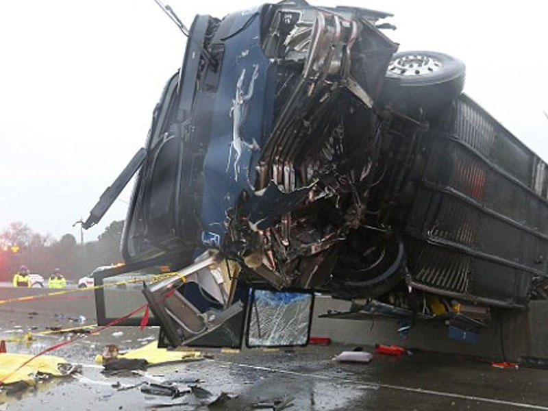 Qəza xidmətinin əməkdaşları qəzaya düşdülər: