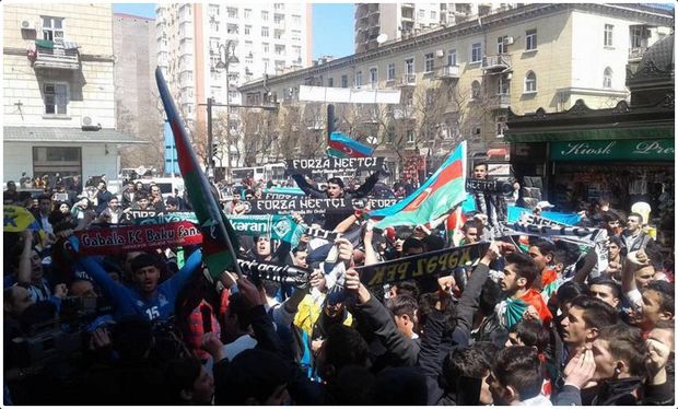 Futbol azarkeşləri əsgərlərə dəstək oldu