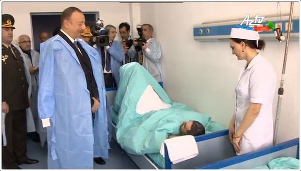 İlham Əliyev yaralı hərbçilərə baş çəkdi