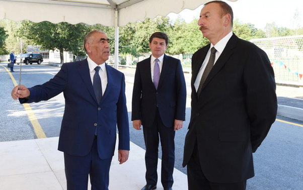 Prezident yol açılışında