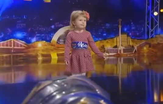 İki yaşlı uşaq hər kəsi şoka salıb