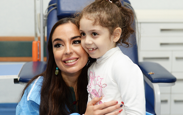 Prezidentin qızı talassemiyalı uşaqlara baş çəkdi