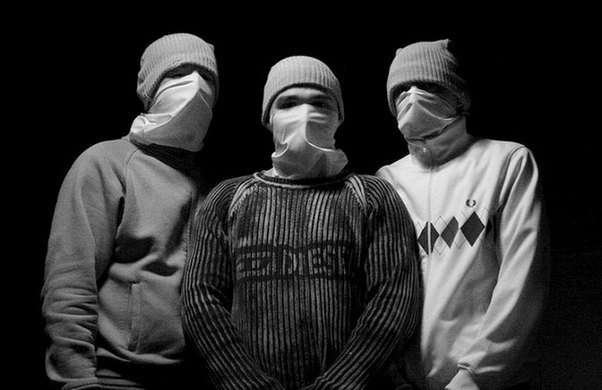 12 yaşlı uşaq dostları 3 mağazanı yarıb