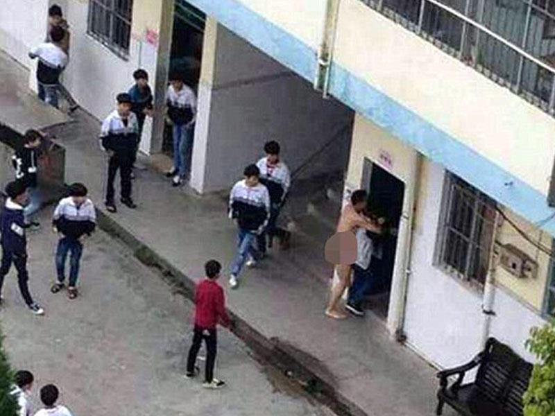 Şok kadrlar: lüt müəllim tələbə qıza hücum etdi