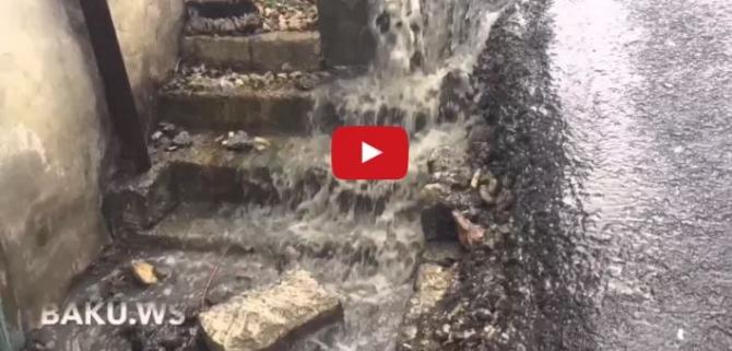 Bakının mərkəzində şəlalə axır, avtobus üzür