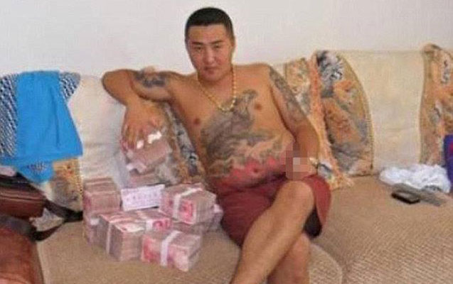 Mafiya liderinin çılpaq şəkilləri yayıldı