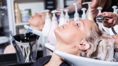 Gözəllik salonunda saçını yudu