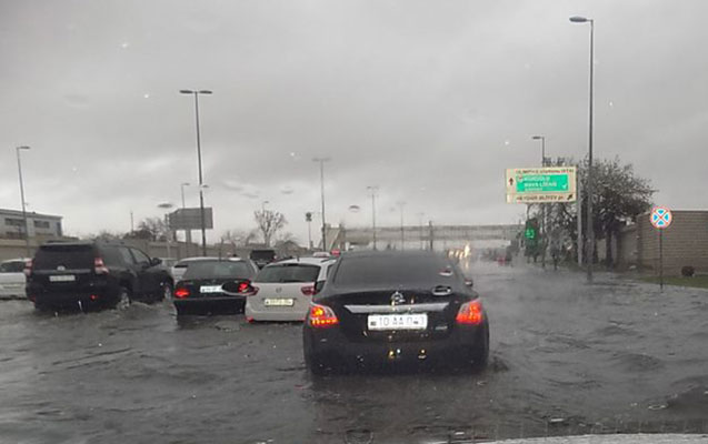 Bakıya yağış yağdı, yolları su basdı