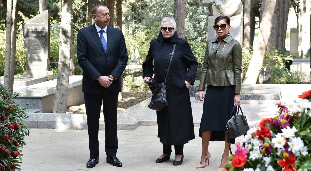 İlham Əliyev yazıçının məzarını ziyarət etdi