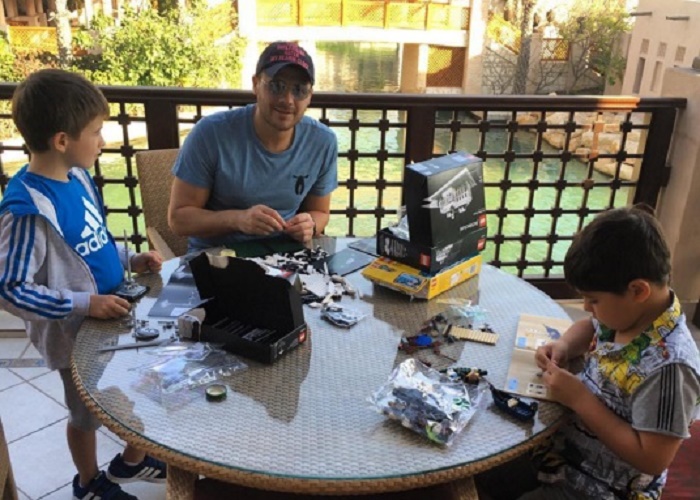 Emin oğlanları ilə istirahətdə