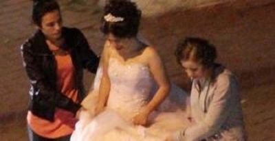 Toyda bəyin dostları gəlinə hücum etdi