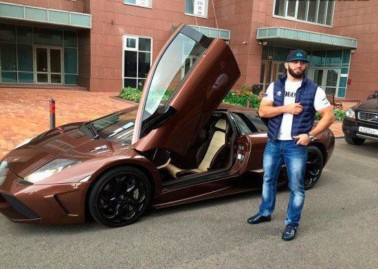 MMA döyüşçüsünün “Lamborghini”si dirəyə çırpıldı