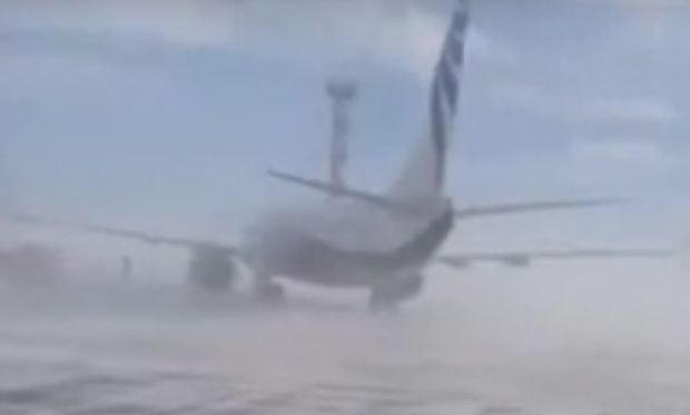 Güclü külək 40 tonluq “Boeing”i yerində fırlatdı