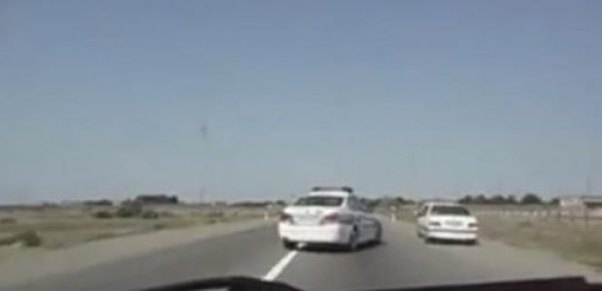 Yol polisi qəza şəraiti yaratdı, sürücü son anda xilas oldu