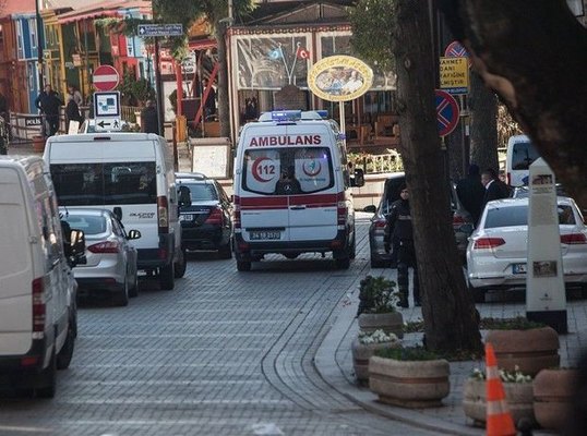 İstanbulda restoranın divarı çöküb: