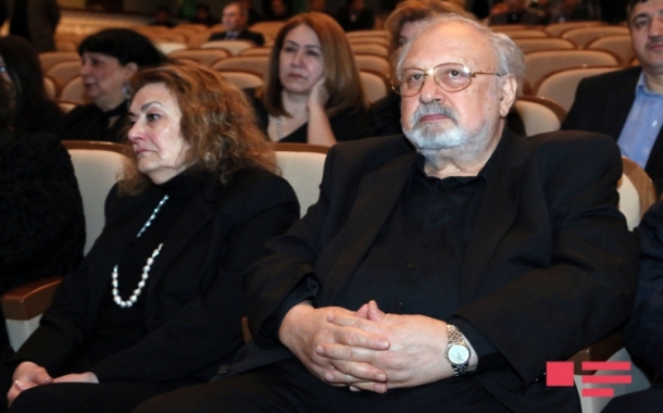 Rüstəm İbrahimbəyov qardaşıyla vida mərasimində