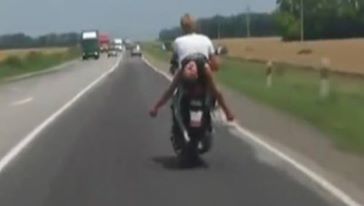 Sərxoş sevgilisini belə daşıdı