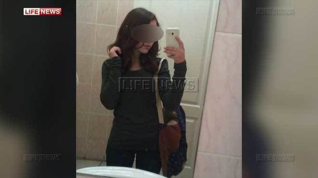 Rusiyada məktəbli qızlar öz rəfiqələrini siqaretə görə döydülər