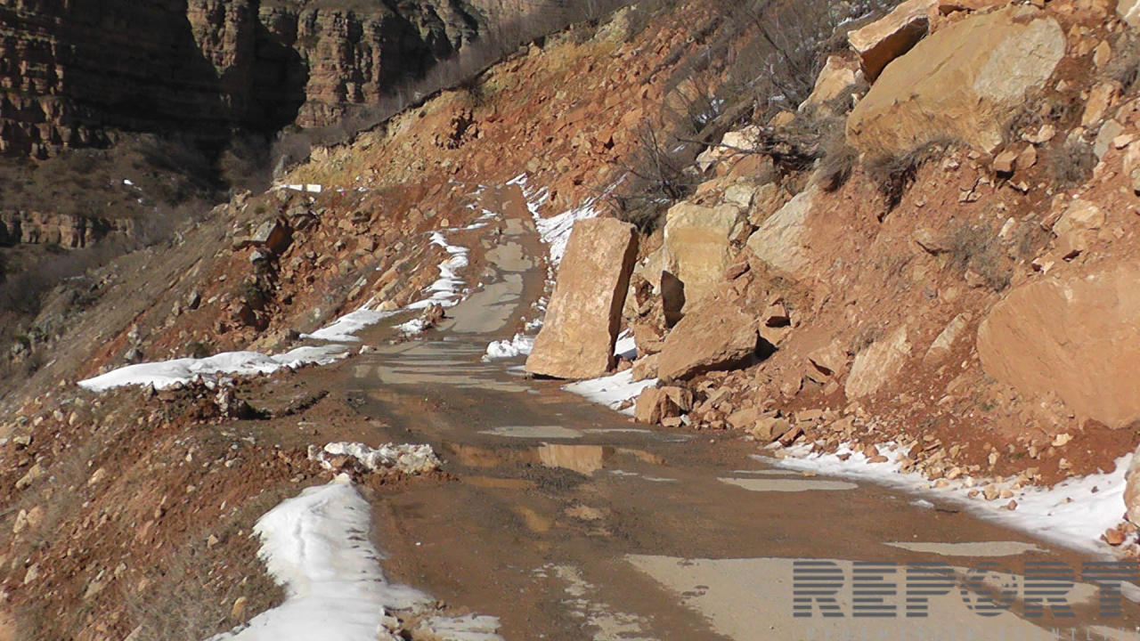 Qaya parçaları Quba-Xınalıq yolunu bağladı