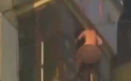 Xilasedicilər çılpaq qadını xilas etdilər …