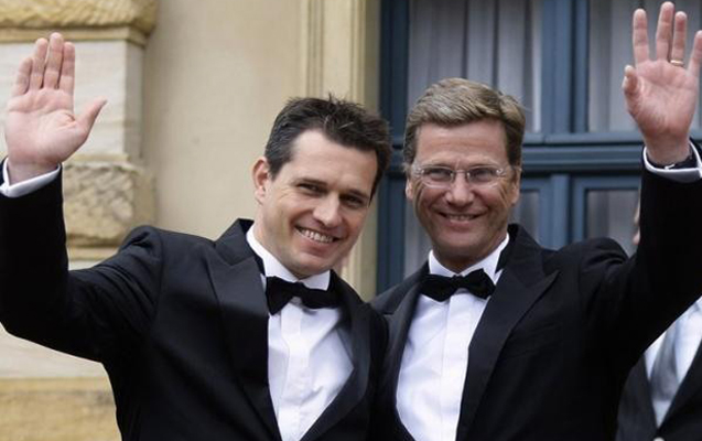 Həmcinsi ilə evlənən eks-nazir öldü