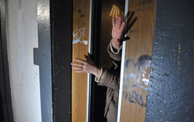 Bakıda 5 nəfər liftdə qaldı