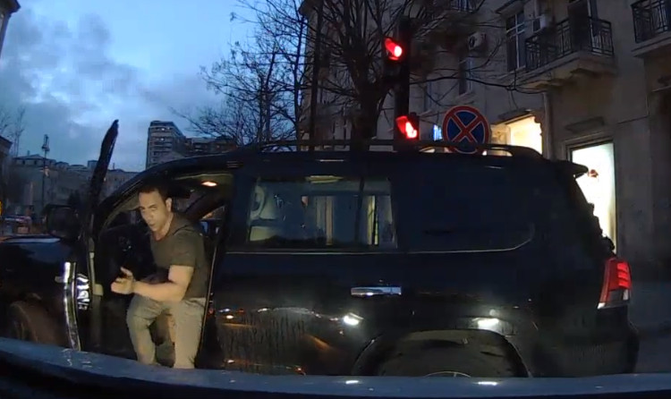 Bakının mərkəzində «qoçular» sürücüyə belə hücum etdi