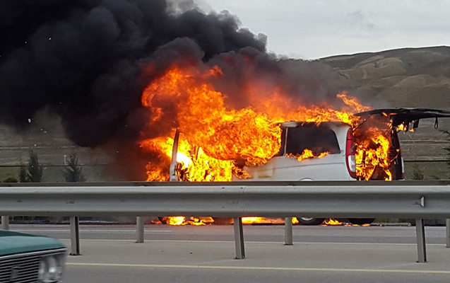 Azərbaycanda mikroavtobus belə yandı
