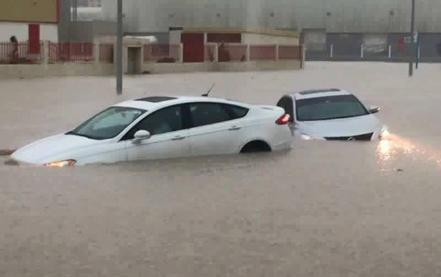 Bakıda maşınla selə düşən 7 nəfər xilas edildi