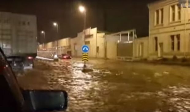 Bakı küçələri suyun altında qalıb