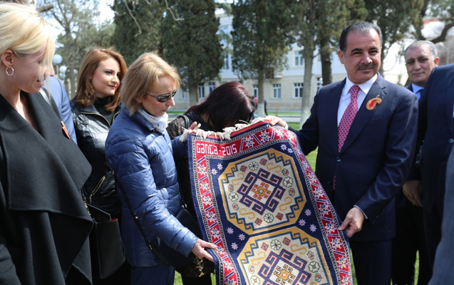 Elmar Vəliyev ingilis səfirə xalça hədiyyə etdi