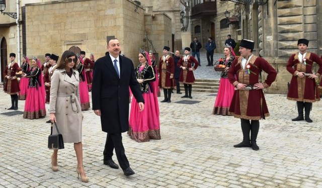 Prezident birinci xanımla Novruz şənliyində