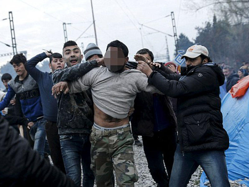 7 yaşlı qızı zorlamaq istədi