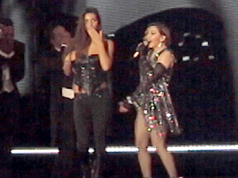 Madonna səhnədə fanatını soyundurdu