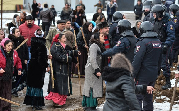 Polislə qaraçılar arasında qarşıdurma baş verdi