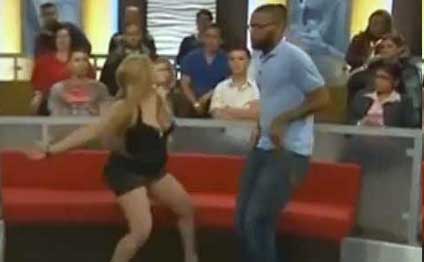 Canlı efirdə studiyaya girən qadın kişiləri həyəcanlandırdı