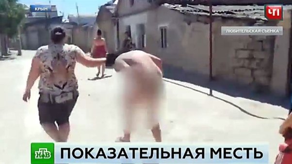 Qadın əri ilə yaxaladığı qızı küçənin ortasında döydü