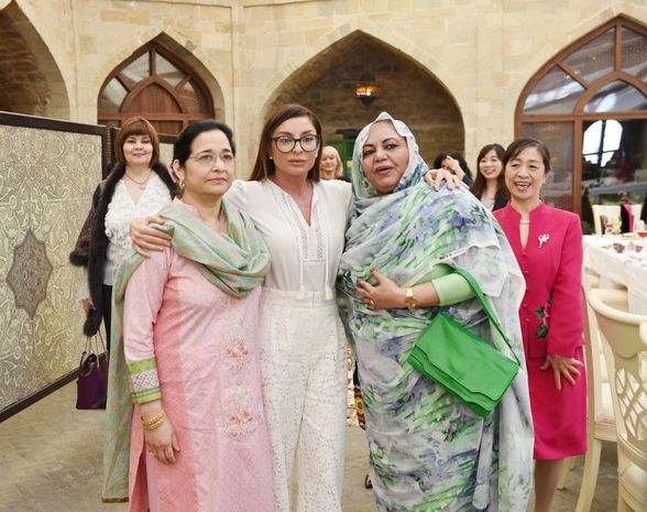 Mehriban Əliyeva səfirlərin xanımları ilə görüşdü