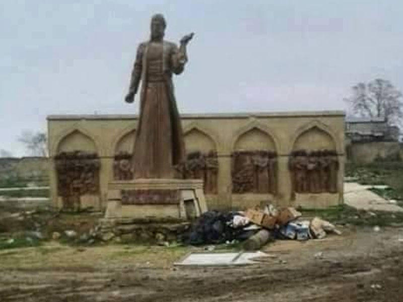 Dərbənddə Nizaminin heykəlini bu hala saldılar