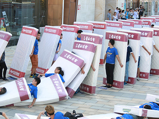 Kənd sakinləri döşək rekordu vurdular