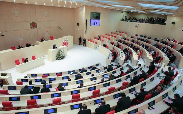 Gürcüstan parlamentində dava düşdü